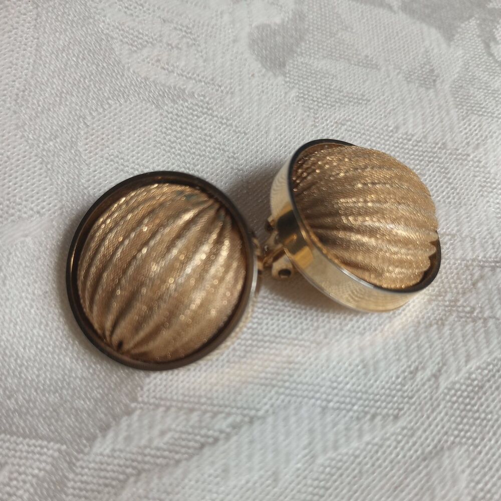 LARGE BOLD VTG 80'S COUTURE  RIBBBED DOME WITH GOLDEN ACCENT CLIP EARRINGS